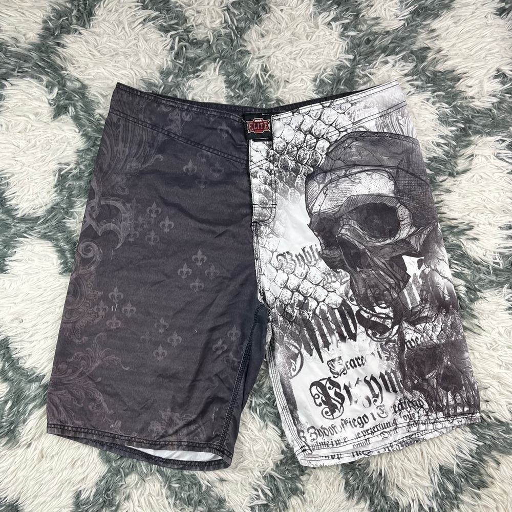 MMA Elite Men’s Skull Logo Fight Training BJJ Black White Shorts Size Large
